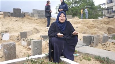 امرأة فلسطينية تزور 11 فردًا من أقاربها في القبور (فيديو) 