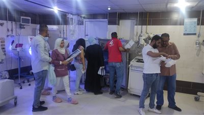 فريق طبى يتابع سير العمل بمستشفي قنا العام أول أيام العيد