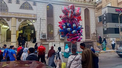 توافد المصلين على مسجد الإخشيد بالمنيل لأداء صلاة عيد الفطر