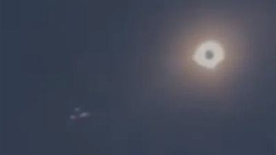 فضائيون أم تنين؟.. ظهور جسم غريب في سماء تكساس أثناء كسوف الشمس