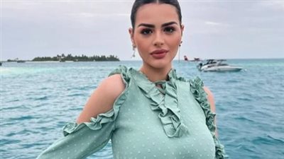 هنادي مهنا تهنئ جمهورها بعيد الفطر من على شاطئ البحر 