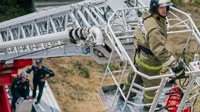 الطوارئ الروسية تنقل مريضا يزن 300 كيلو من النافذة