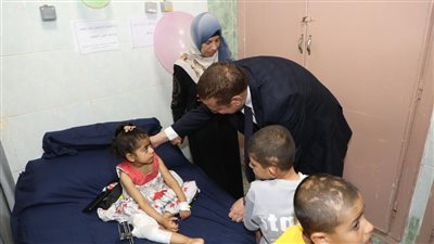محافظ المنوفية يزور مصابي غزة بمستشفى حميات شبين الكوم ويهنئهم بعيد الفطر