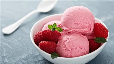 للعيد.. حضري آيس كريم فراولة في المنزل دون ماكينة
