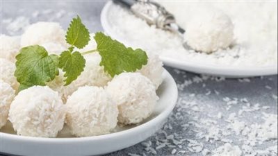 تقوي المناعة.. طريقة عمل كرات جوز الهند بالبندق