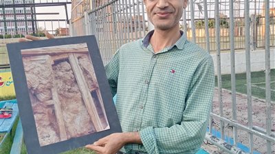  فنان تشكيلي .. يخلق من رحم النفايات لوحات بديعة 