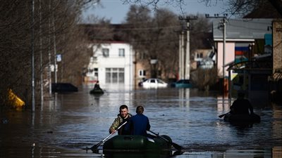 إجلاء 10 آلاف شخص من مناطق الفيضانات بمنطقة أورينبورغ الروسية
