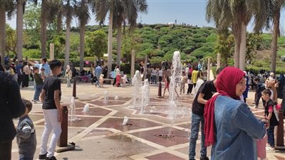 نافورة حديقة الأزهر تستقطب العائلات للاحتفال بثالث أيام عيد الفطر .. صور