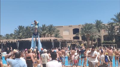 «الفلاي بورد» .. الرجل الطائر يجذب  السائحين على شواطئ الغردقة 