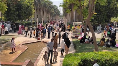 سكان المحافظات يفضلون حديقة الأزهر في ثالث أيام عيد الفطر..شاهد