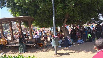  استمرار توافد المصريين على حديقة الأزهر للاحتفال بالعيد..صور