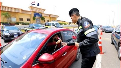 رجال الشرطة يحتلفون مع المواطنين بعيد الفطر المبارك 
