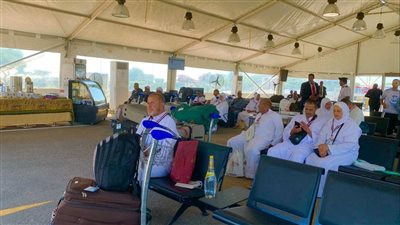   العناية الإلهية تنقذ المعتمرين من عطل بطائرة مصر للطيران بمطار برج العرب 