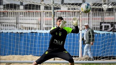 حارس الزمالك يواصل البرنامج التأهيلي على هامش المران 