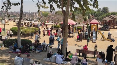 مئات  الأسر تفترش حديقة الأزهر احتفالاً بعيد الفطر.. شاهد