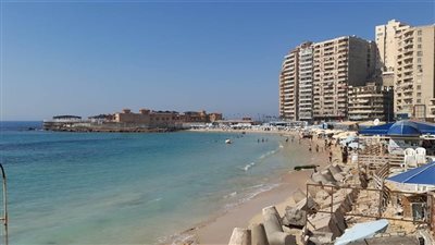 رغم سطوع الشمس إقبال ضيف للمواطنين على الشواطئ بالإسكندرية 