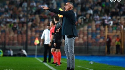 محاضره فنيه للاعبى الزمالك من جوميز استعدادا للقمه 