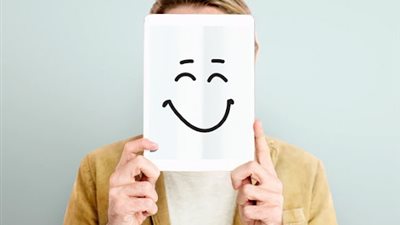 7 أطعمة تسبب إفراز هرمونات السعادة.. طبيبة غدد صماء توضح 