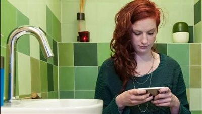 ممنوع استخدام الهاتف في الحمام.. طبيب يحذر من كارثة