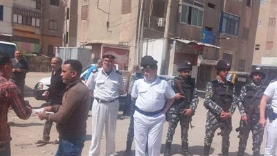 صور.. إخلاء عمارة سكنية لخطورتها على أرواح السكان في الزقازيق 