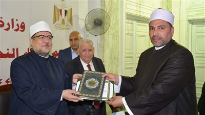 وزير الأوقاف يكرم وكيل الوزارة بالفيوم تقديرًا لجهوده الدعوية 