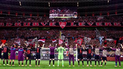 جماهير ليفركوزن تقتحم الملعب للاحتفال بلقب الدوري الألماني التاريخي (شاهد)