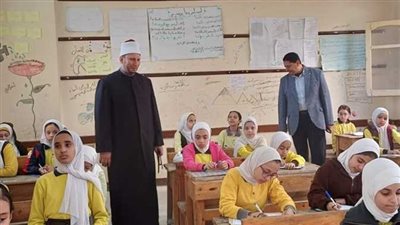 رئيس الادارة المركزية الازهرية يفقد امتحانات طلاب صفوف النقل بالاسكندرية 