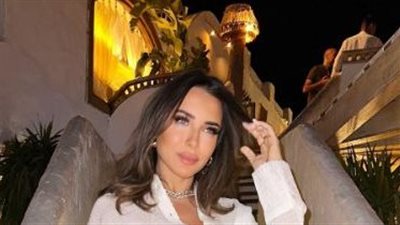 شاهد.. ساندي بالقميص الشفاف تستجم بالعطلة الصيفية 
