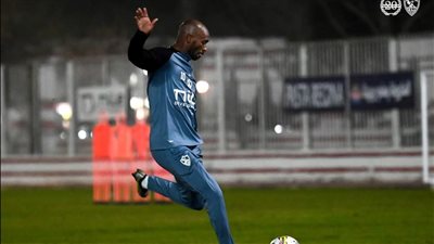 ثلاثى الزمالك المستبعد يتابعون القمه من المقصوره 