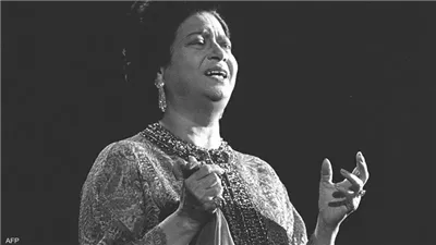 حفيدة أم كلثوم تكشف سبب تمسك جدتها بالمنديل وسر ارتدائها النظارة السوداء.. فيديو