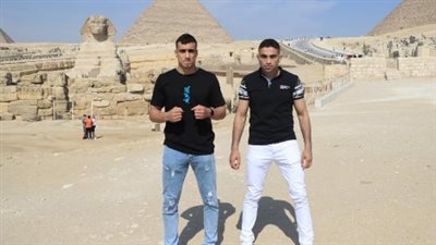 المقاتلان إسلام رضا وأحمد طارق يروجان للسياحة المصرية من الأهرامات