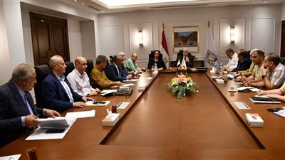 محافظ جنوب سيناء يبحث خلال الاجتماع الدوري مع المجموعة الاقتصادية الموضوعات المالية