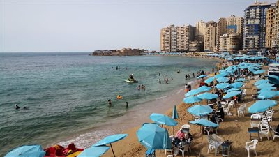 شواطئ الإسكندرية وجهة المواطنين للهروب من حرارة الجو