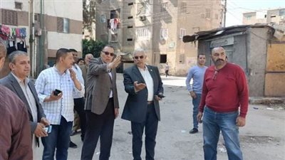 محافظ الشرقية يطمئن على إخلاء عمارتين آيلتين للسقوط ونقل السكان لوحدات بديلة 