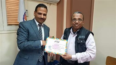 مدير تعليم أبو تشت يكرم عبدربه تقديراً لجهوده وادائه المتميز في العمل