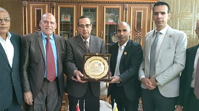 محافظ شمال سيناء يشيد بدور فرع الهلال الأحمر المصري 