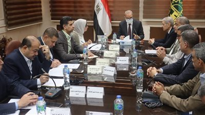 محافظ القليوبية يناقش تنفيذ قرار تحديد رسوم خدمات الإدارة المتكاملة للمخلفات