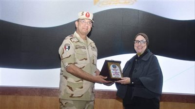 قائد المنطقة الشمالية العسكرية يكرم أعضاء القافلة الطبية بمنطقة بشاير الخير 