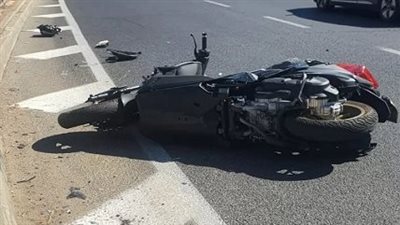 وفاة شاب وإصابة 2 آخرين في حادث انقلاب دراجة نارية بالفيوم 