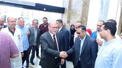 النعماني يعقد لقاءاً مفتوحاً مع الأطباء والعاملين بمستشفى سوهاج الجامعي الجديد