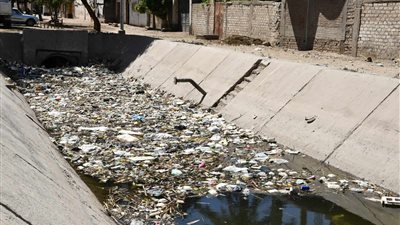  تراكم المخلفات بترعة العسيرات ومحافظ قنا يُوجه بالتطهير المستمر 