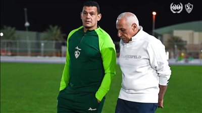 لبيب وسليمان يحفزان لاعبى الزمالك قبل لقاء دريمز الغاني 