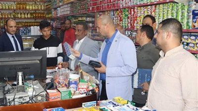 السكرتير العام المساعد لبني سويف يتابع الالتزام بتخفيض الأسعار