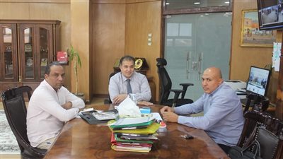 رئيس جامعة جنوب الوادي يبحث إطلاق المرحلة الثانية للتطبيق الإلكتروني للشئون القانونية