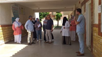 مكافأة 6 موظفين خلال جولة وكيل وزارة الصحة بالفيوم