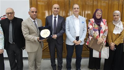 مجلس الدراسات العليا والبحوث بجامعة المنصورة يكرم عميد كلية التربية