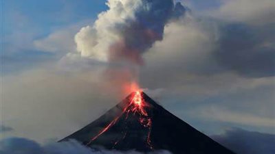 إندونيسيا: غلق مطار مانادو بسبب البركان الثائر  