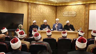 وكيل الأزهر ورئيس المعاهد يجتمعان برؤساء المناطق للوقوف على استعدادات الامتحانات