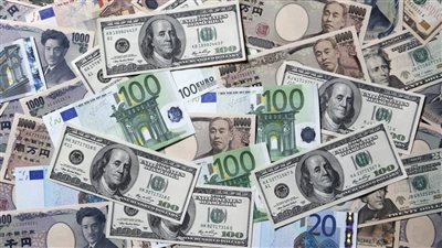 الدولار يتراجع مع تركيز المستثمرين على توقعات الفائدة