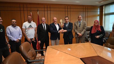 تكريم فريق العاملين بجامعة الفيوم الفائز بكأس المصالح الحكومية لكرة القدم